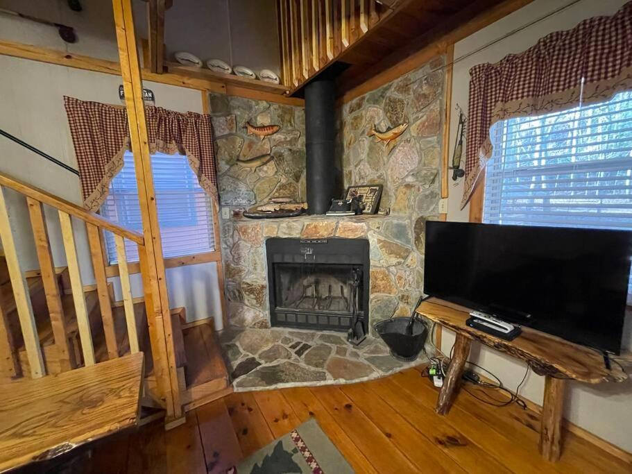 Cute Cabin Creek & Firepit #12 海伦 外观 照片
